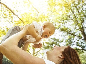 Mamma con bambino sorridente in braccio Mamma con bambino sorridente in braccio