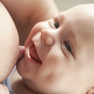 Mamma che allatta al seno il suo bambino Mamma che allatta al seno il suo bambino
