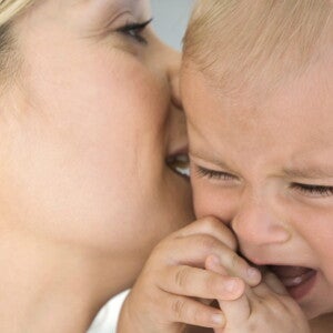 Mamma che culla il suo bambino che piange