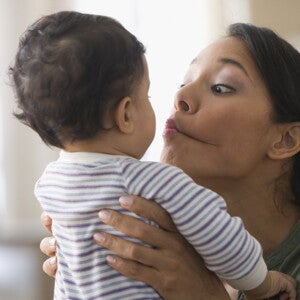 Mamma alle prese con l'inizio dello svezzamento