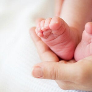 Il massaggio infantile su un neonato