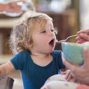 Bambino che fa colazione