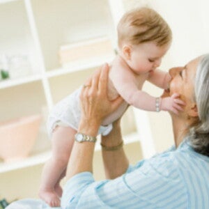 Bambino in braccio alla nonna