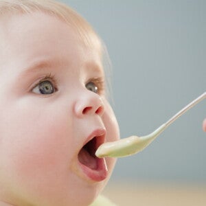 Bambino piccolo che mangia: come capire se il bambino è sazio