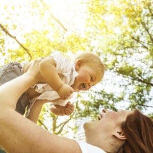 Mamma con bambino sorridente  in braccio