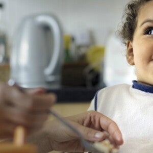 Bambino che rifiuta il cibo