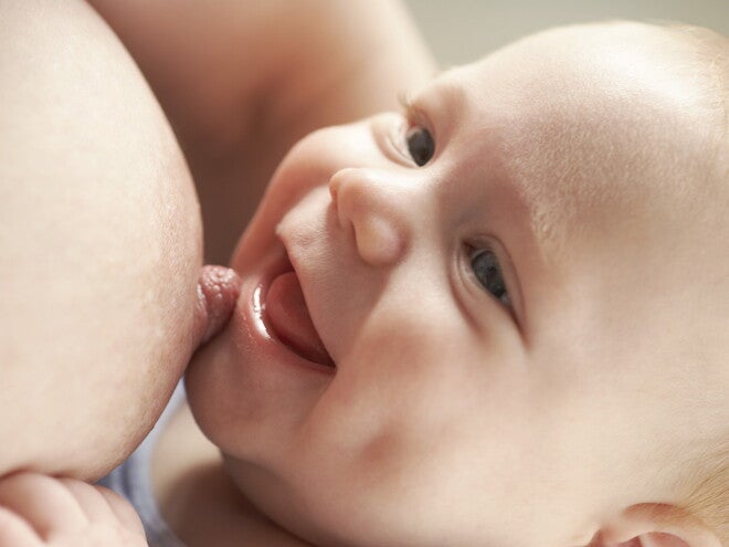 Mamma che allatta al seno il suo bambino Mamma che allatta al seno il suo bambino
