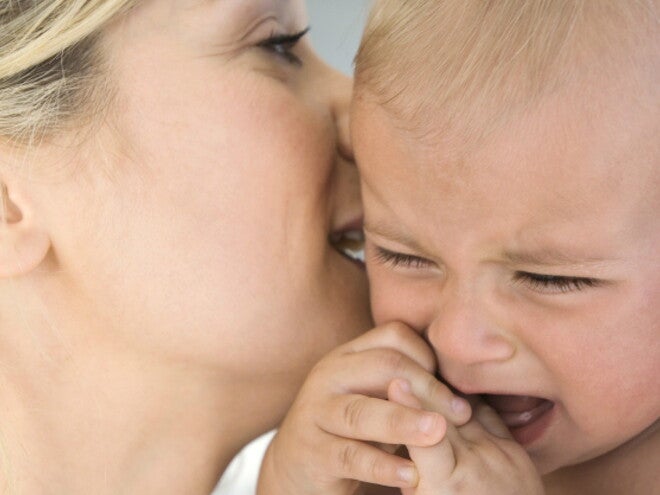 Mamma che culla il suo bambino che piange Mamma che culla il suo bambino che piange