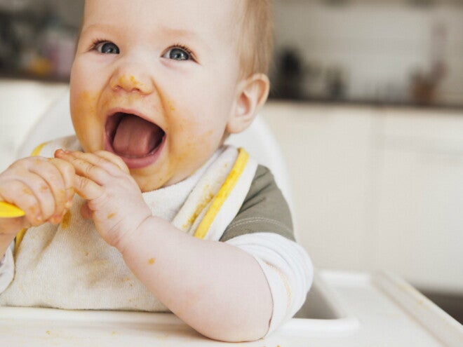 Bambino che segue una corretta alimentazione Bambino che segue una corretta alimentazione