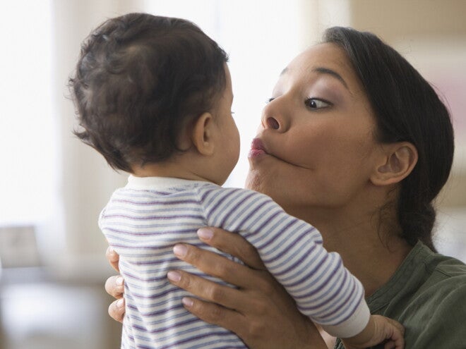 Mamma alle prese con l'inizio dello svezzamento Mamma alle prese con l'inizio dello svezzamento