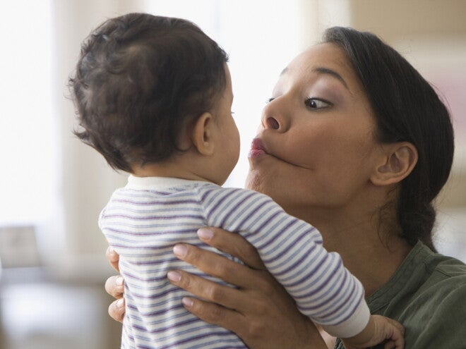 Mamma alle prese con l'inizio dello svezzamento