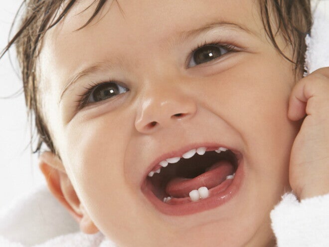 Bambino con denti da latte Bambino con denti da latte