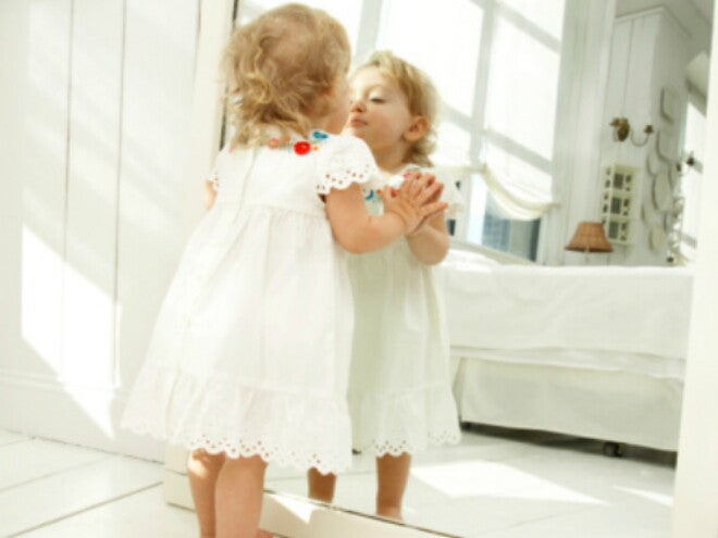 Bambina davanti allo specchio Bambina davanti allo specchio