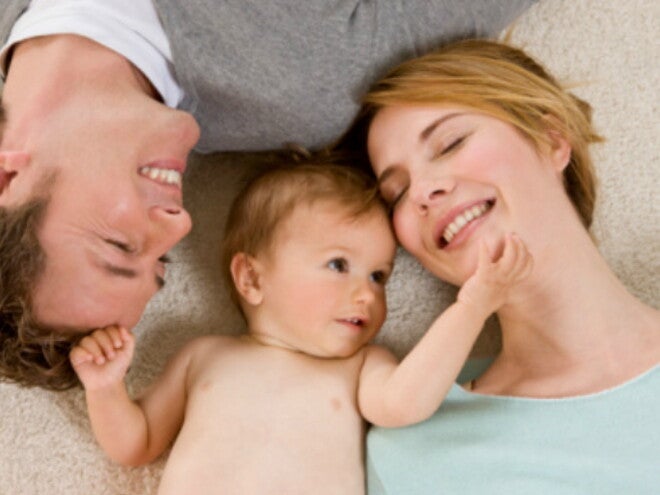Bambino piccolo insieme ai genitori Bambino piccolo insieme ai genitori