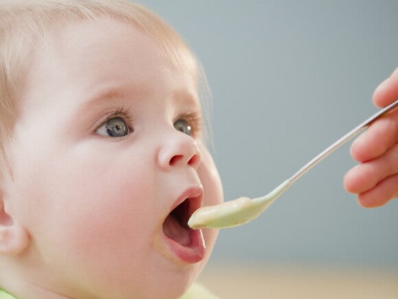 Bambino piccolo che mangia: come capire se il bambino è sazio