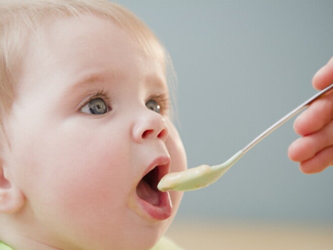 Bambino piccolo che mangia: come capire se il bambino è sazio Bambino piccolo che mangia: come capire se il bambino è sazio