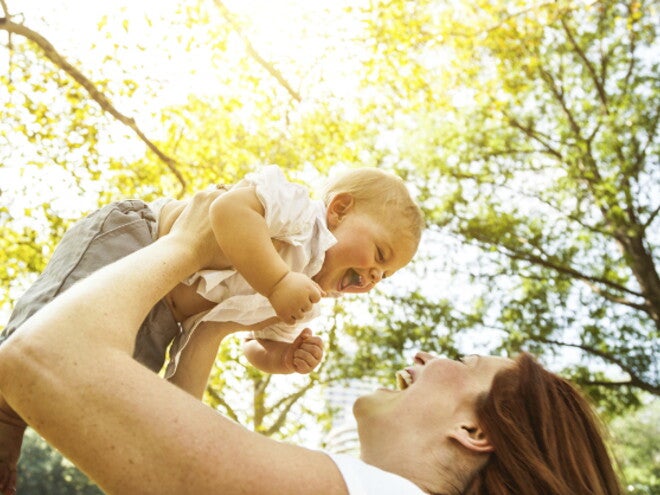 Mamma con bambino sorridente in braccio Mamma con bambino sorridente in braccio