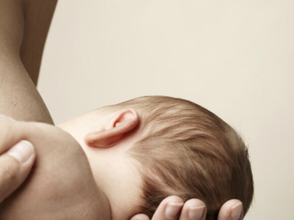 Come aiutare un neonato con le coliche