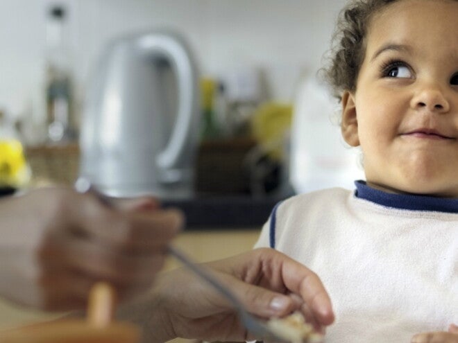 Bambino che rifiuta il cibo Bambino che rifiuta il cibo