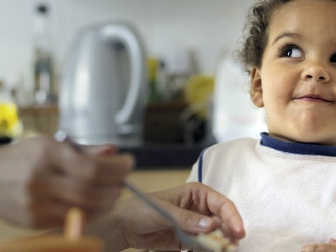 Bambino che rifiuta il cibo