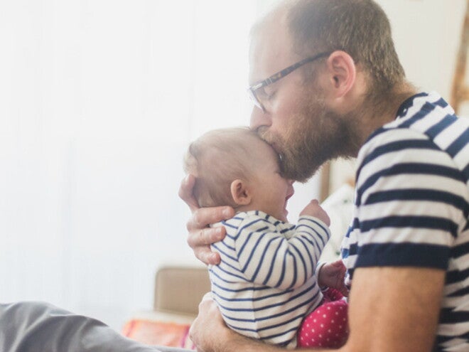 I consigli per il papà su come prenderi cura del suo piccolo