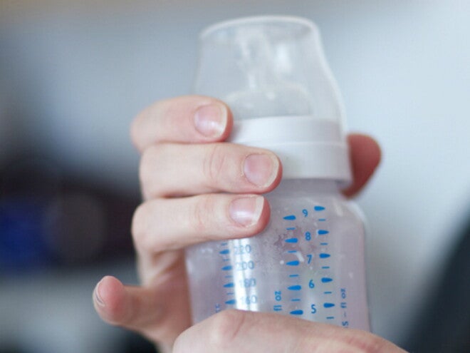 Mamma che prepara il biberon per il suo bambino Mamma che prepara il biberon per il suo bambino